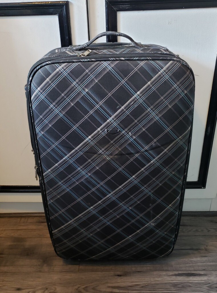 medium size suitcase in cm